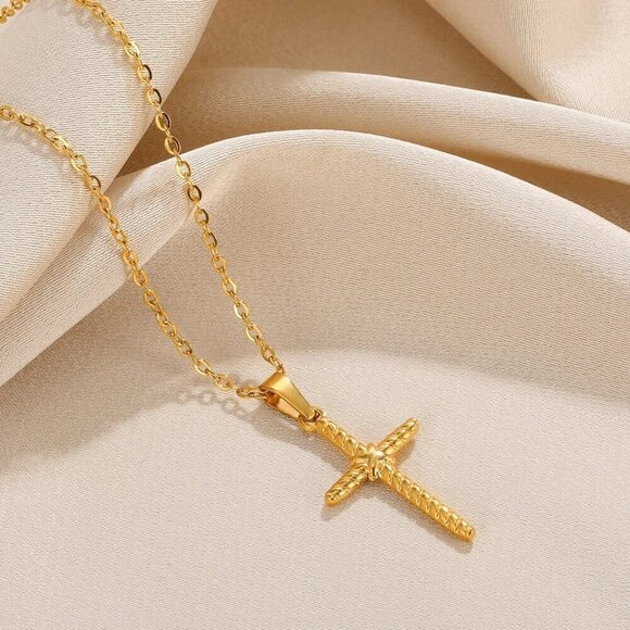 NEW 18K Yellow Gold Dainty Cross Pendant Luxury Necklace - Picture 3 of 4